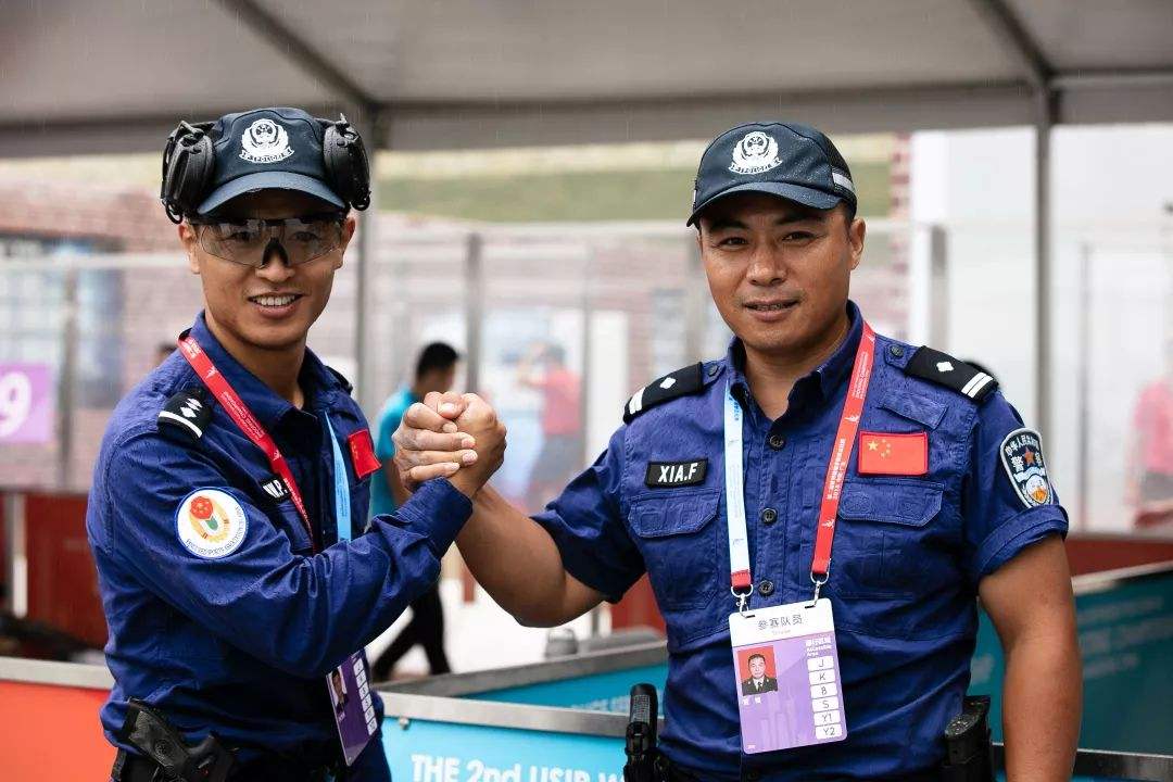 包含匈牙利队队员相互激励提升士气的词条